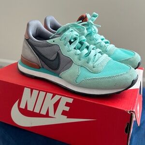 Women’s Nike Internationalist Artisan Teal - Size 7